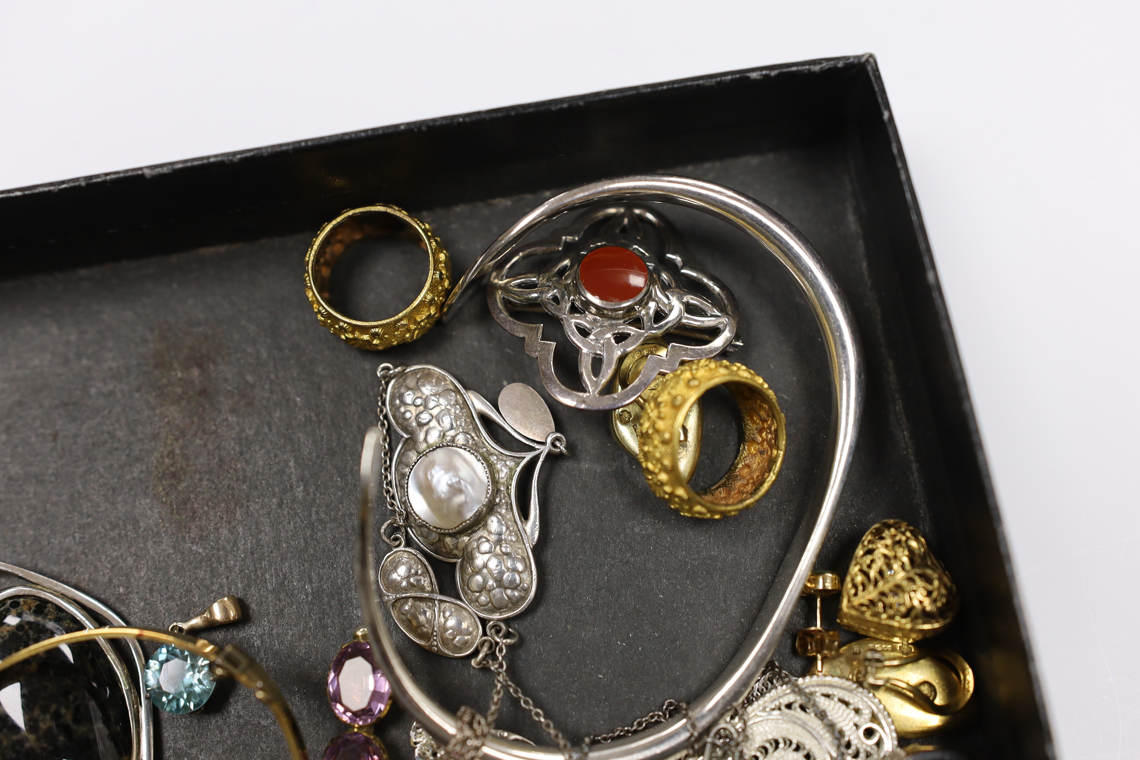 A small quantity of assorted jewellery, including white metal bangle, a silver gilt 'Dearest' bangle, silver thimble with mouse surmount, silver ring, an Art Nouveau style Queensway sterling and mother of pearl set drop